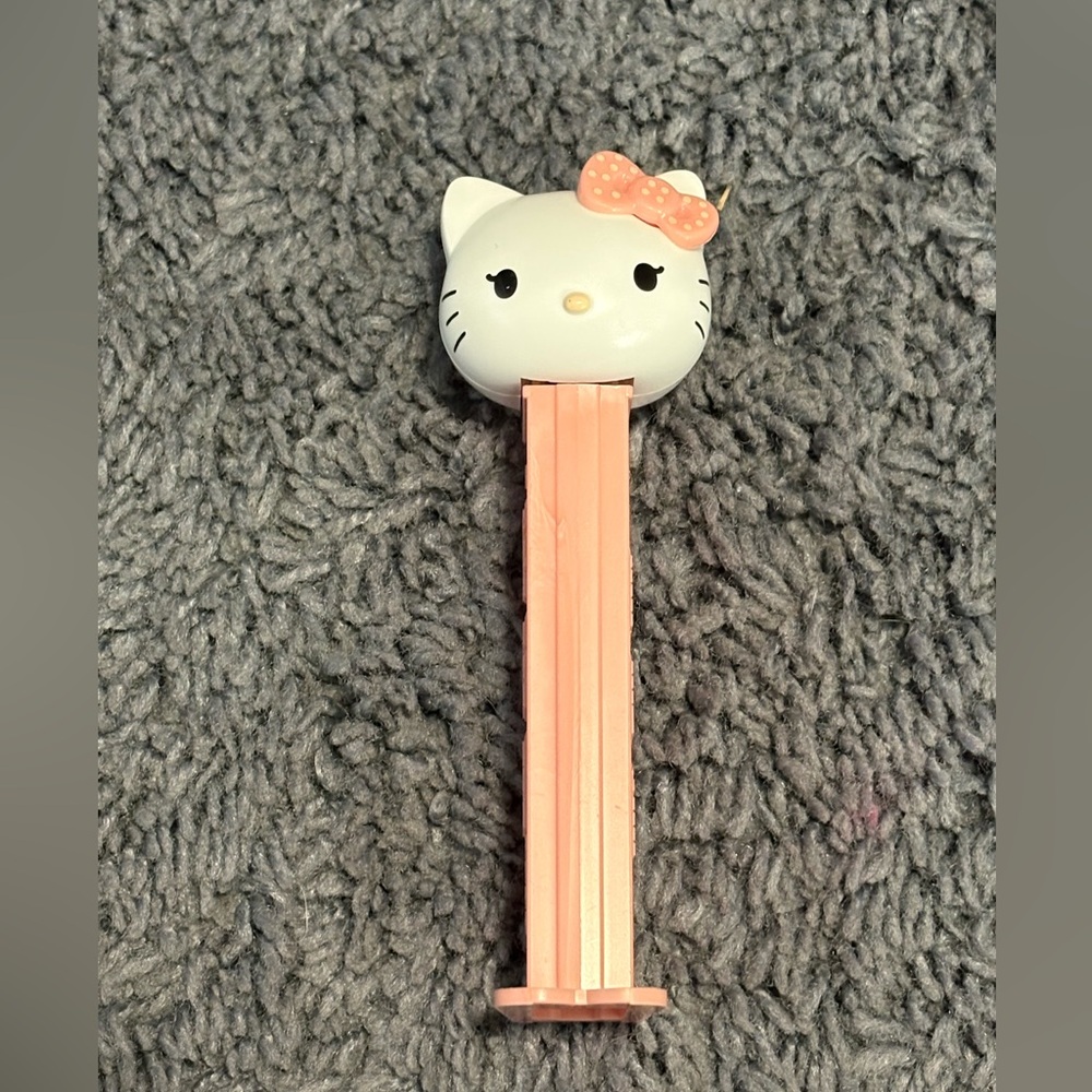 NWOT Hello Kitty pink bottomed PEZ dispenser